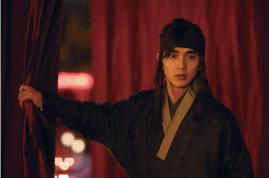 《朝鲜魔术师》剧照公开 俞承豪高雅拉展古装魅力