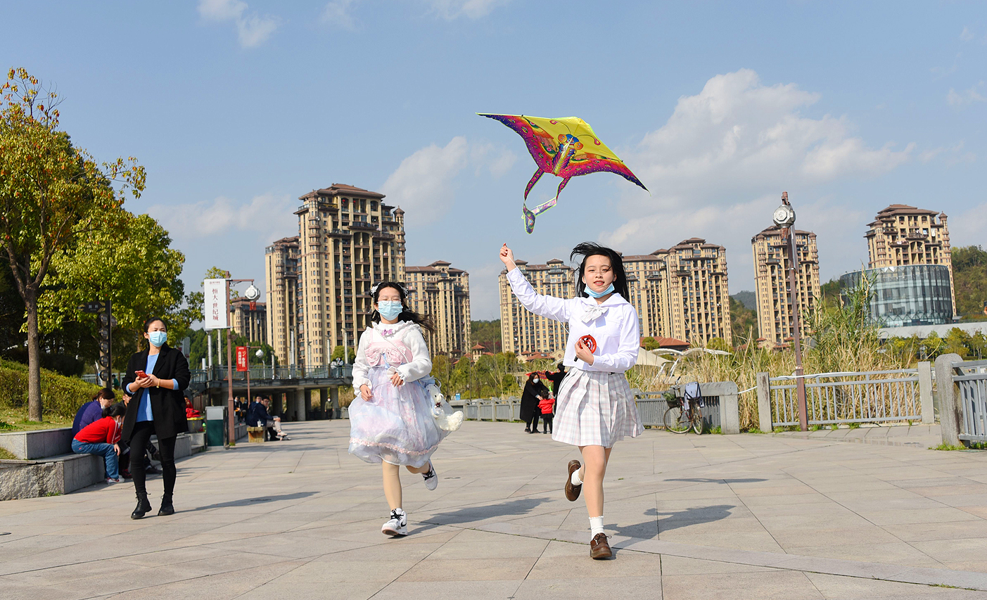 3月14日,市民在永安公园放风筝.