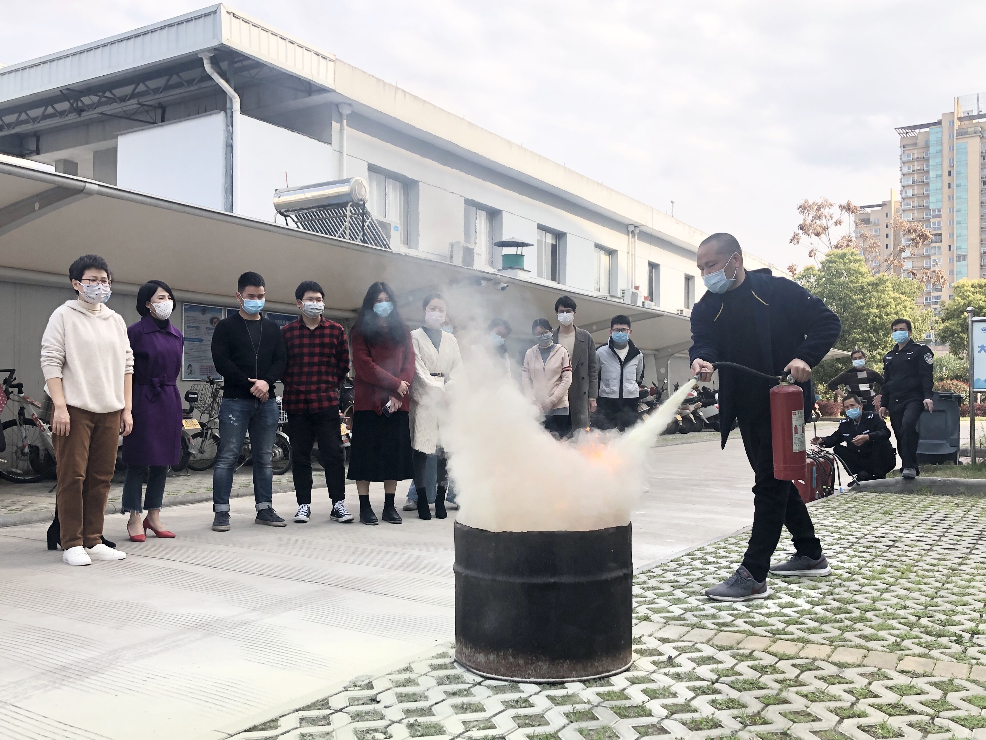 县传媒中心组织工作人员开展消防安全演练活动