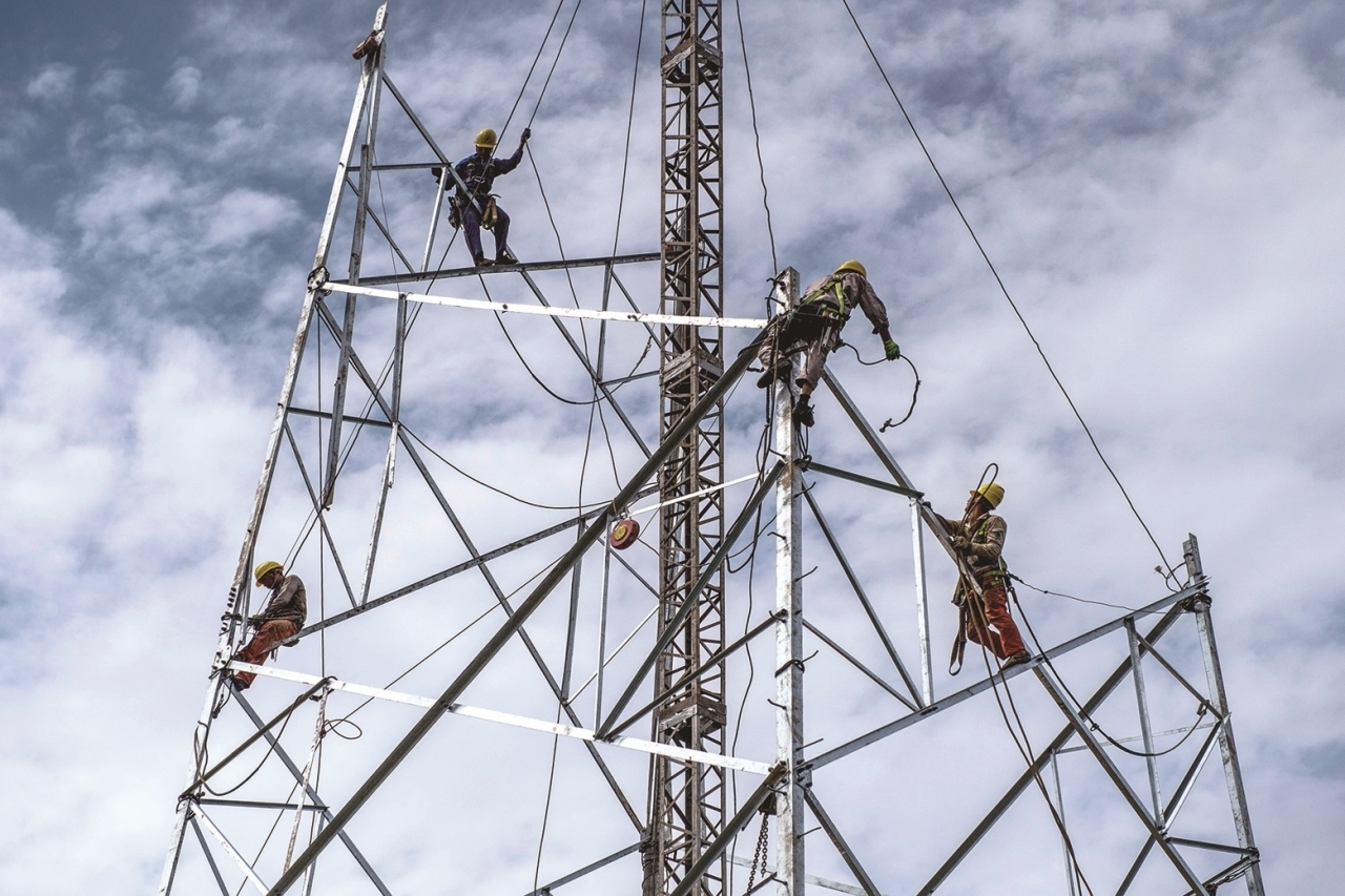 电力工人在田市镇垟墺村的铁塔上进行高空安装作业